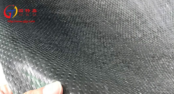 碳纖維布粘貼時重要的一道工序，不可忽視